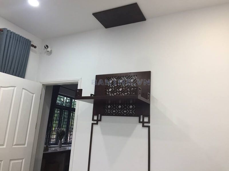 Mẫu bàn thờ treo tường chung cư cao cấp gỗ tự nhiên màu nâu trầm với kiểu dáng nhỏ gọn, cách tân.