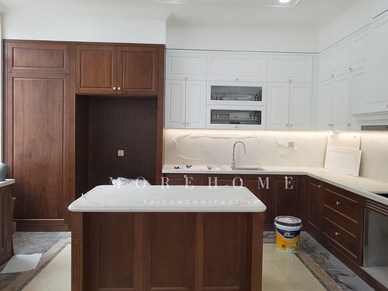 Tủ bếp kết hợp gỗ tự nhiên và gỗ công nghiệp với màu nâu sang trọng và màu trắng tinh tế mang lại không gian mới mẻ nhưng không kém phần ấm cúng cho chủ nhà