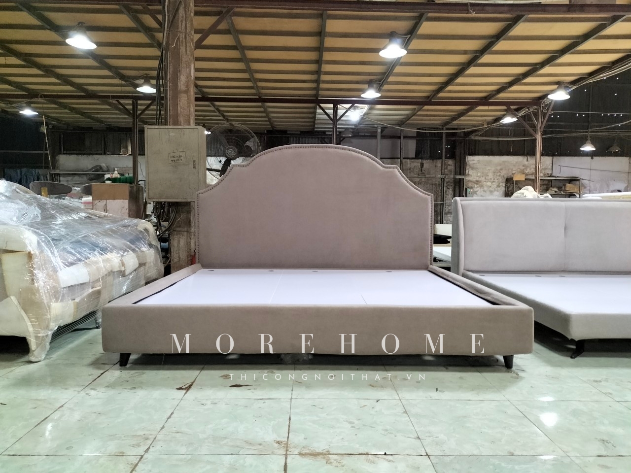 Giường đẹp cho chung cư cao cấp.Khung gỗ dán kết hợp xương gỗ tự nhiên tạo hình .Đệm mút Latex nhập Nhật bọc nỉ Cỏ May Hàn Quốc